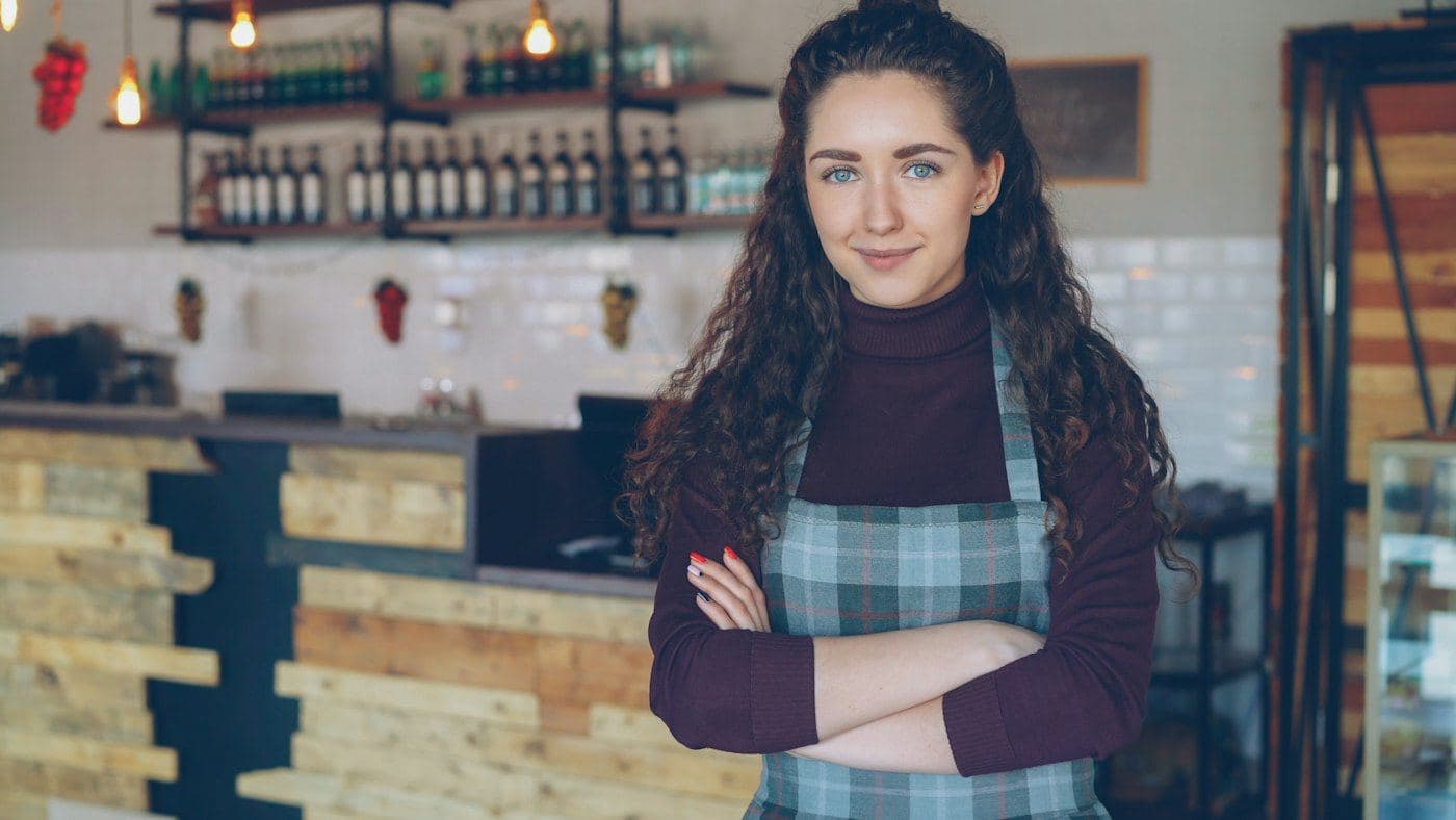 Commerçante dans son café