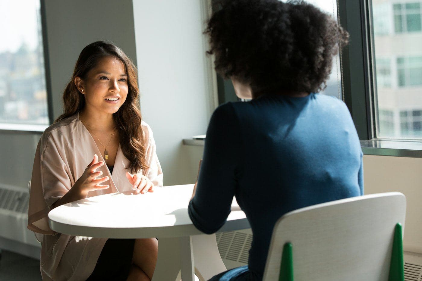 Entretien entre une responsable RH et une candidate