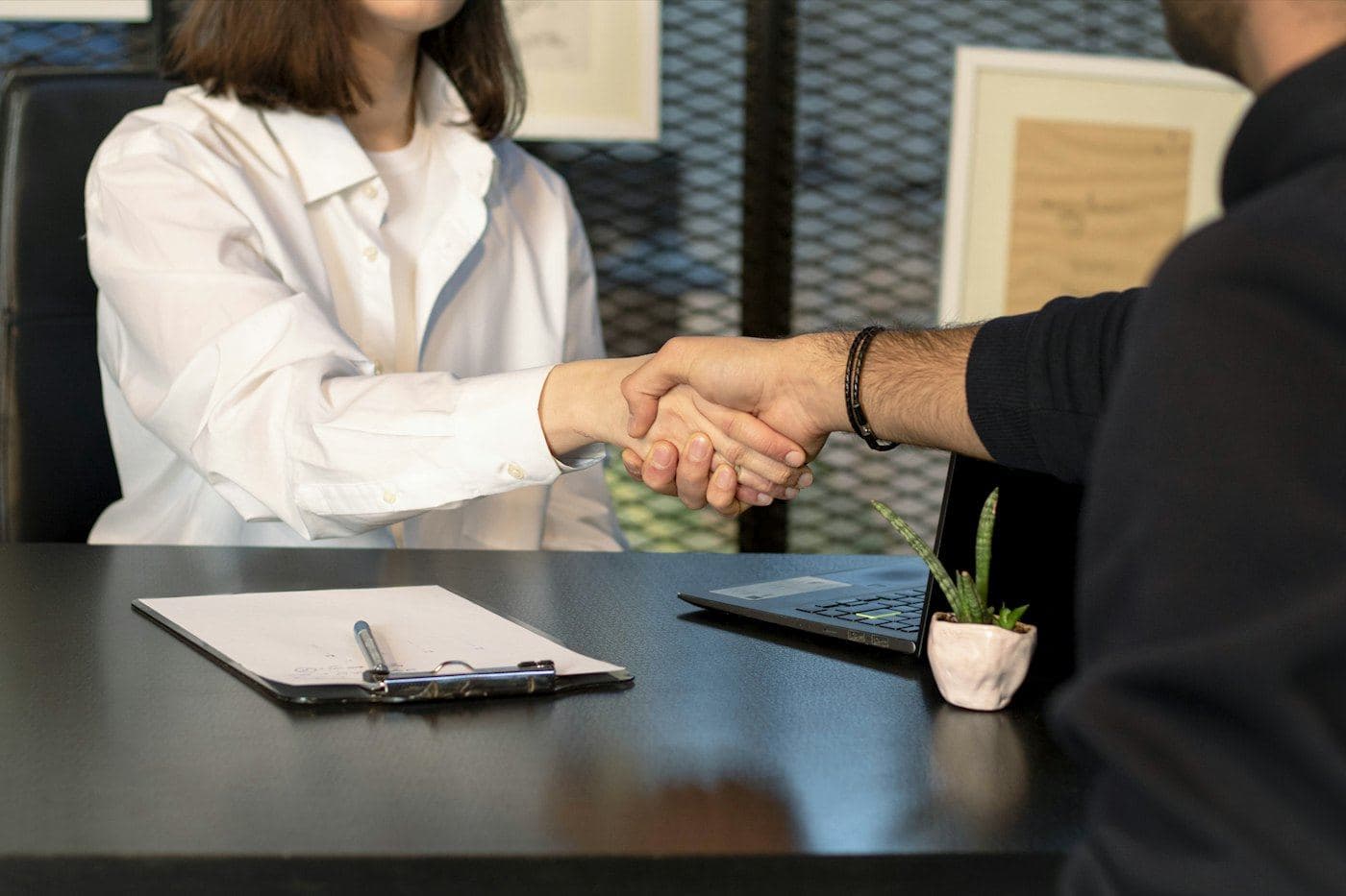 Poignée de main avec un client